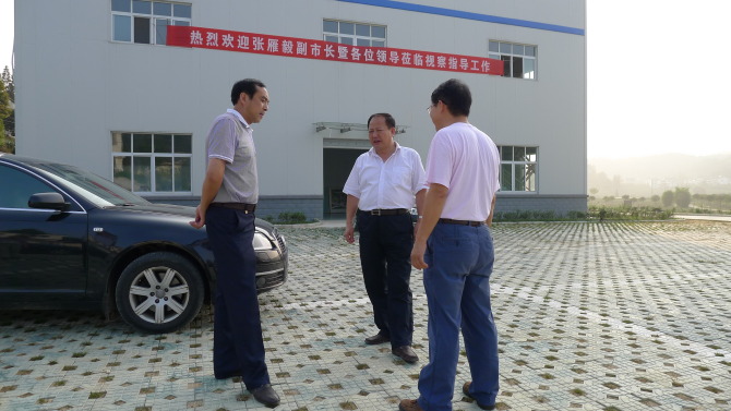 西乡马世生,副孟小东现场询问东裕的生产营情况