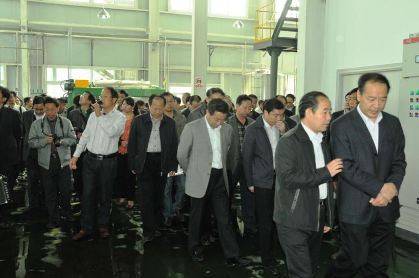 裕受政府嘉奖 会后,在公司董事长王政军的陪同下,汉中市副市长王山稳